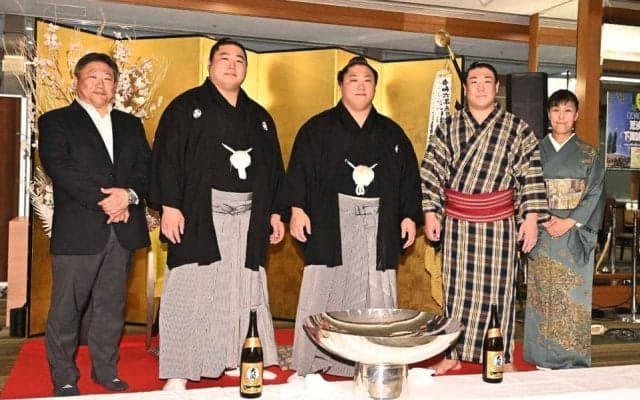 若隆景　歴代３番目ブランクで２度目の賜杯　優勝決定戦で霧島破り２２年春場所以来「あきらめずやってきて良かった」