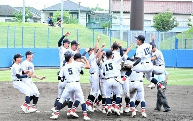 横浜が22年ぶりV　主将・小野が先頭打者本塁打　高校野球関東大会