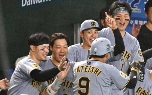 いいコンビ！佐藤輝が見せたアニキぶりが胸アツ！凡退直後の立石にベンチで手ぶりを交えて助言→ドラ１後輩「どういう心構えをした方がいいか」と感謝