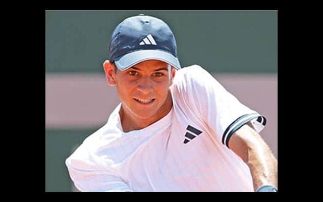  19歳 完勝で全仏OP初白星 