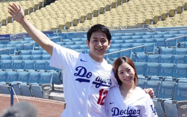 りくりゅうペア、ドジャースタジアムに来場　オリジナルユニで2ショット…仲良くキャッチボールも