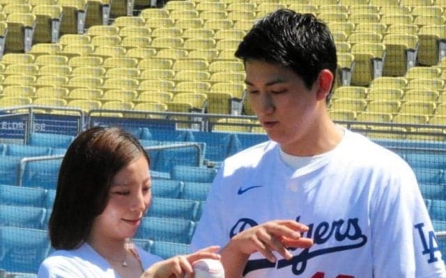 ドジャース　りくりゅうペアが始球式に登場！試合前に予行演習　本番ではリフトから投球　本拠地がどよめく