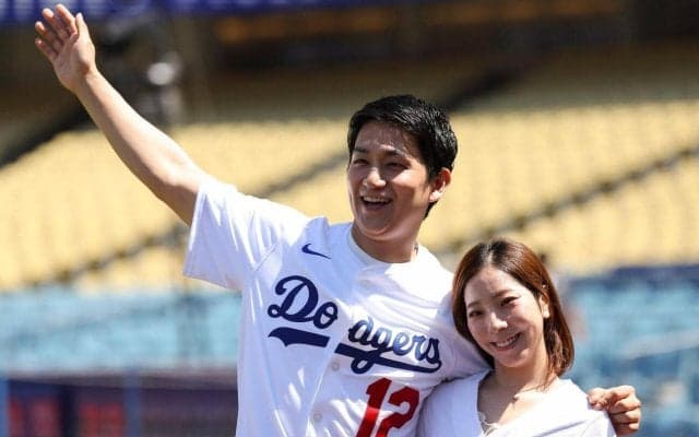 りくりゅう三浦璃来さん、木原龍一さんのリフトで豪快投球　ロバーツ監督が捕手　ドジャース始球式