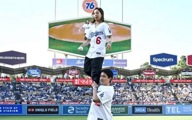 【フィギュア】「由伸とのツーショットやばい」三浦璃来さん、SNSに始球式の様子を投稿