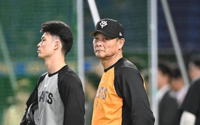 激震の巨人　橋上秀樹監督代行がグラウンドへ　打撃ケージ後方から選手の動きを見つめる