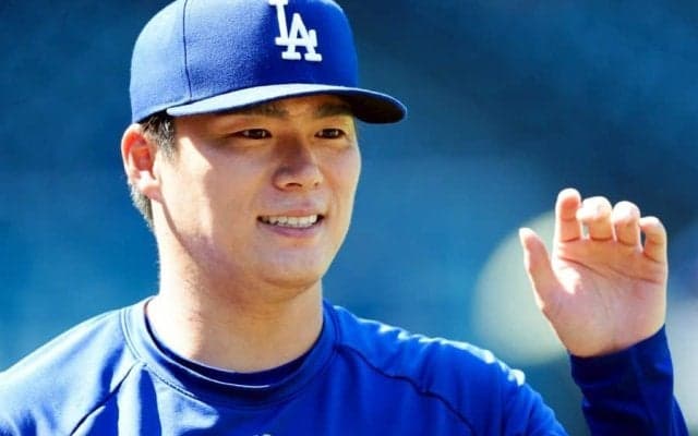 山本由伸、“りくりゅう”と笑顔の3ショット　ド軍が公開した秘蔵ショット…始球式の舞台裏