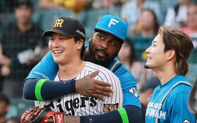 【阪神】交流戦ならではの光景　昨季まで日本ハムの伏見寅威はレイエスからのバックハグに笑み