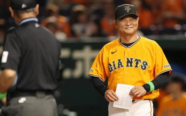 【巨人】橋上秀樹監督代行がメンバー表交換へ　両チームのファンから温かい拍手