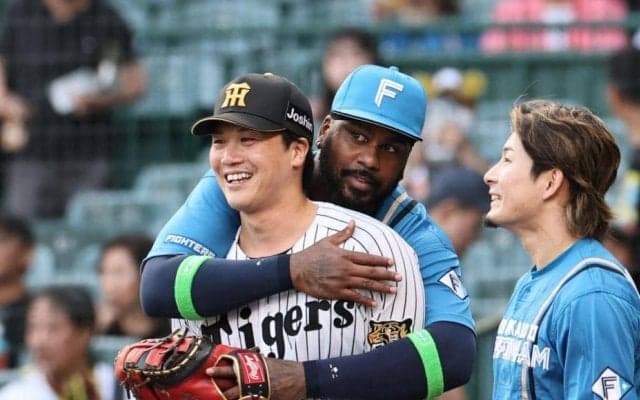 日本ハム・レイエスの優しい「バックハグ」阪神・伏見が満面笑み　交流戦で再会を喜ぶ