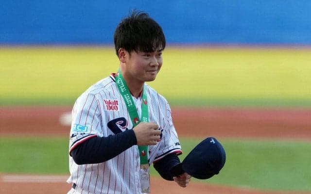 【ヤクルト】丸山和郁がサイクル安打表彰でグラウンド登場　22日「右太もも裏の肉離れ」で抹消