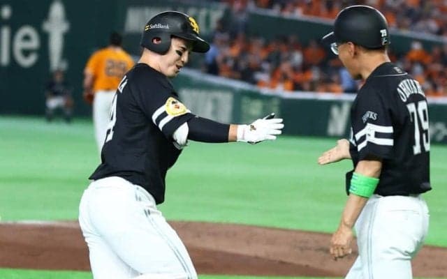 鷹・山本恵大、ファウル判定が覆り今季1号　右翼ポール際への大飛球…審判団の検証で本塁打に
