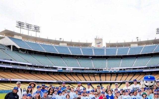 「心が温まる」ドジャース・スミスが試合前に異例の野球教室開催　第３子妊娠中のカラ夫人も尽力　クライン＆トライネンが打撃指導？本拠地に広がった幸せな光景