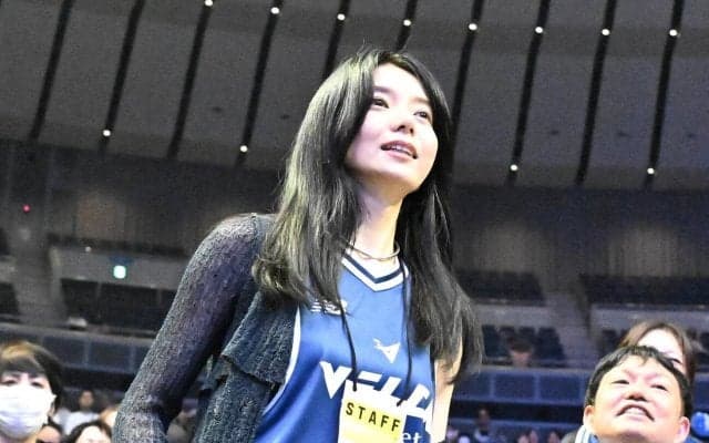 【バスケ】初優勝の長崎・馬場雄大と俳優・森カンナ夫妻の抱擁動画「最高で最強な夫婦」