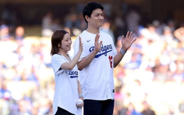 りくりゅうペアが始球式登場で「ドジャースの試合に華を添えた！」　“チェアリフト”に反響、山本由伸＆佐々木朗希と3ショットも【フィギュア】