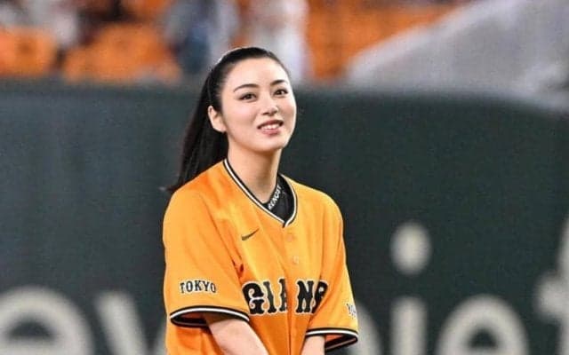 池田エライザが始球式　ポニテ揺らして投球も大暴投「あちゃー」と苦笑い　「緊張もあってか上手くいきませんでした」とコメント