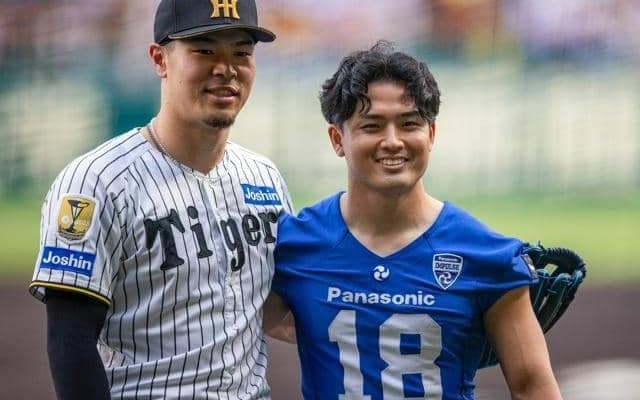 佐藤輝明がサプライズ登場　高校時代のチームメートと甲子園で再会