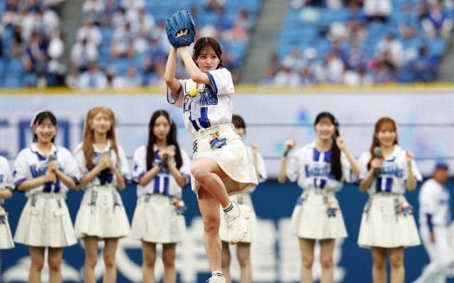 AKB48伊藤百花がセレモニアルピッチでノーバン投球「100点満点で」石田裕から投球指導