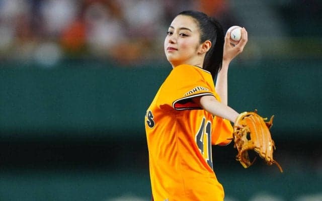 【巨人】池田エライザが黒髪ポニーテールを揺らしながらスリーバン始球式