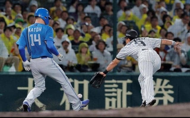 阪神が守備が乱れ逆転許す　疑惑の判定に藤川監督抗議も覆らず　坂本三塁送球時にエドポロケインと接触し悪送球　責任審判「自然な動き」