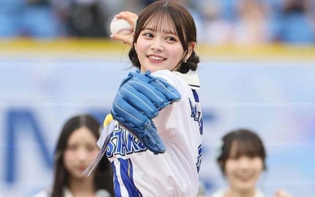 白ミニスカふわり…美女の“ガチ投球”にファン興奮　豪快足上げからノーバウンド投球