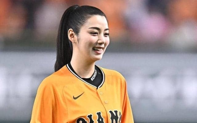 「破壊力ヤバすぎ」東京Ｄ降臨の人気美女、雰囲気激変のポニテ姿で衝撃投に反響　キュートなあちゃ～顔に「やっぱり美人」「びっくり」「マジで綺麗」