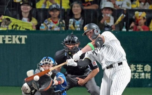 阪神・田中秀太コーチの行動に称賛の声集まる　ディベイニー初安打の記念球「人としての優しさを見た」「膨らんでます」