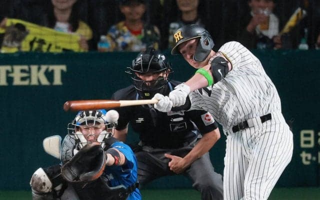 【阪神】ディベイニーお待たせ虎デビュー　代打初球打ちでヒット　塁上で笑顔はじける