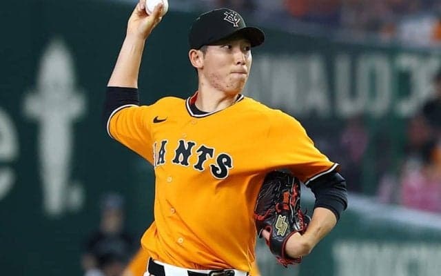 巨人戸郷、阿部前監督へ優勝を誓う「無念を晴らす」　橋上監督代行へ記念球プレゼント
