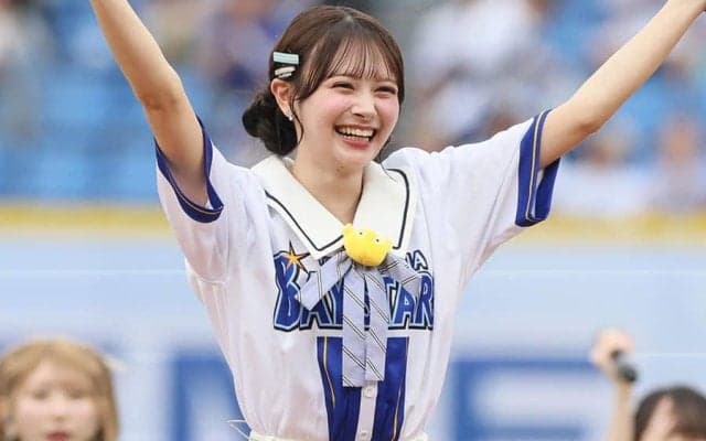 「マジで可愛すぎ」交流戦に現れた“話題の美女”　白いミニスカの一投に喝采「笑顔まで完璧」