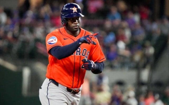 村上宗隆、HR数で並ばれる　“最強”アルバレスが猛追の19号…デグロム粉砕の驚愕弾