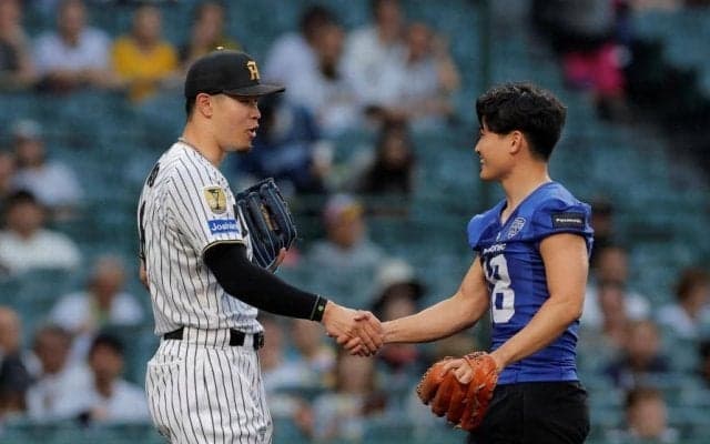 えっ！？阪神・佐藤輝の目が真ん丸になってる！同学年アメフト選手の剛速球に仰天　甲子園のスタンドが大きくどよめいたシーン