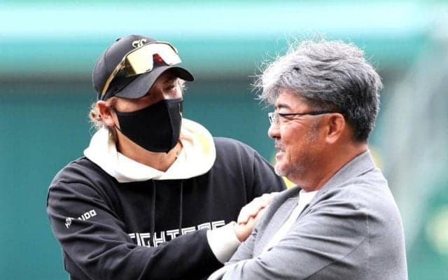阪神　甲子園で“亀新コンビ”が実現！新庄監督も表情緩めて談笑　フィーバー巻き起こした１９９２年から３４年　２人でじゃれ合う姿にほっこり