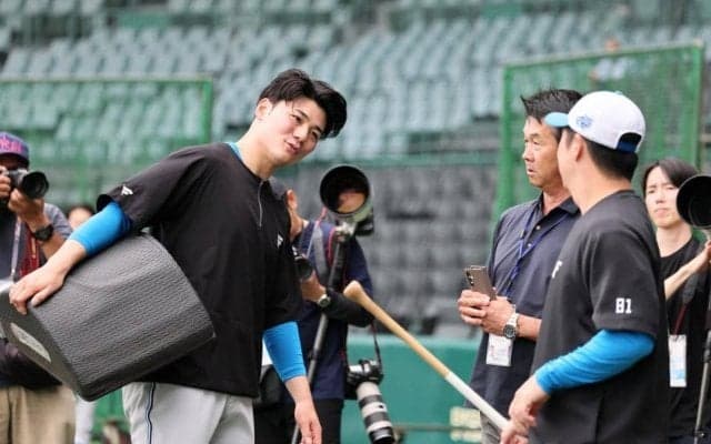 日本ハム　清宮幸太郎が恩師にあいさつ　笑み浮かべて言葉をかわす　昨季まで打撃コーチ務めた元祖阪神代打の神様