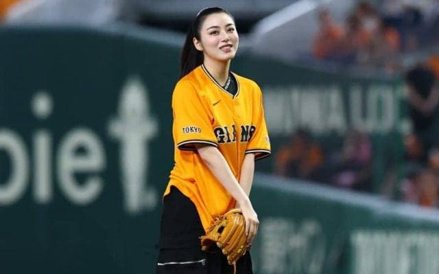 「顔小さすぎ」人気女優が“赤面投球”　黒髪ポニテゆらし…「なんぼ何でも可愛すぎる」