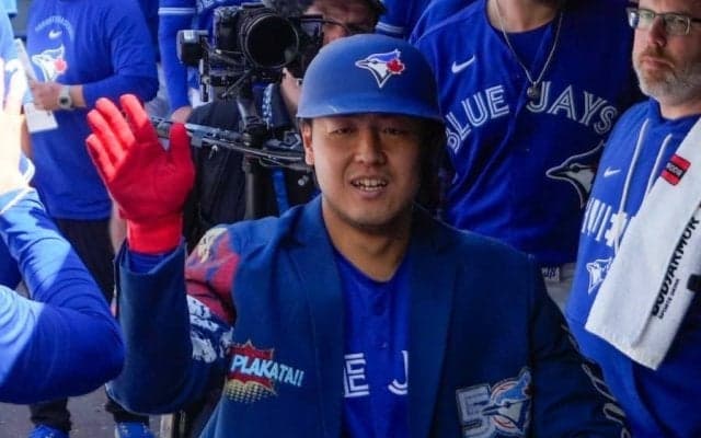 岡本和真の横で…美女レポーターに“アクシデント”　ブ軍ナインも謝罪、嬉しい悲鳴