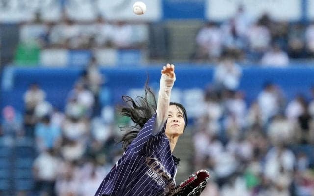 【ヤクルト】フリーアナ山本萩子がノーバン始球式「夢の神宮のマウンドに上がることできて幸せ」