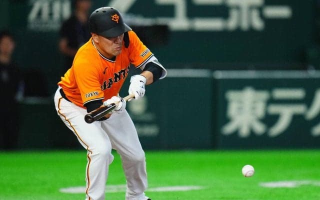 【巨人】田中将大が打席で怒り爆発　犠打の構えも顔面付近の危険投球にほえてにらみつける