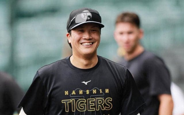 【阪神】伏見寅威が２試合ぶりベンチ入り　梅野隆太郎らと話し込む　ホット情報持つ交流戦007