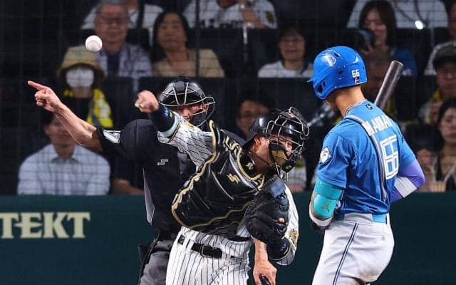 【阪神】梅野隆太郎が会心バズーカ　投手しゃがむ“強肩発動”で快足ランナー五十幡亮汰しとめる
