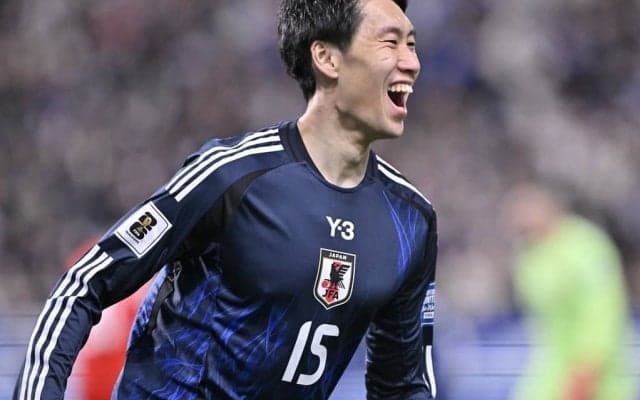 ｢こんなお茶目な一枚が見られるなんて｣Cパレス鎌田大地の優勝トロフィー抱えての“無理矢理”スマイルショットが話題！｢いい写真だw｣｢ヒューズありがとう笑｣
