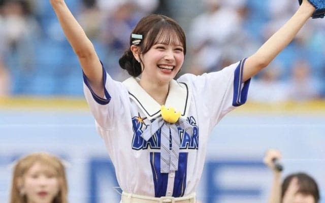 「誰すかこの可愛い子！」白ミニスカで“ガチ投球”　バズリ美女が綴った感謝の思い