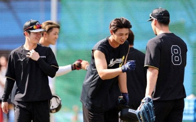 ロッテ・井上広大が古巣阪神ナインとの再会を喜ぶ　佐藤輝とはグータッチ　７番・左翼でスタメン