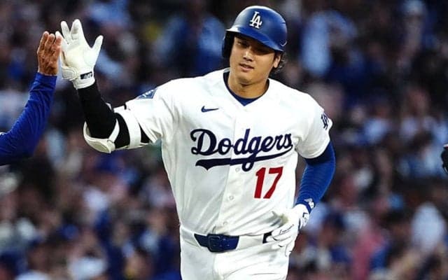 大谷翔平、2戦連発の豪快10号　カーショーも立ち上がり拍手…6年連続で2桁HR、本拠地大興奮