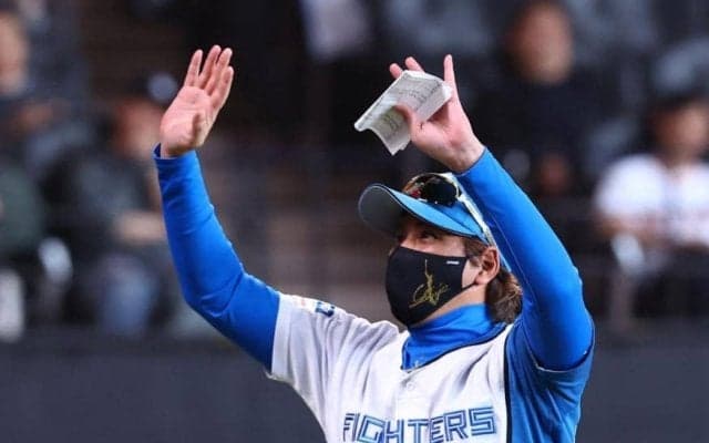 日本ハム　メンバー表交換で異例の光景　新庄監督が身を乗り出して巨人・橋上監督代行と話し込む→納得の表情で握手