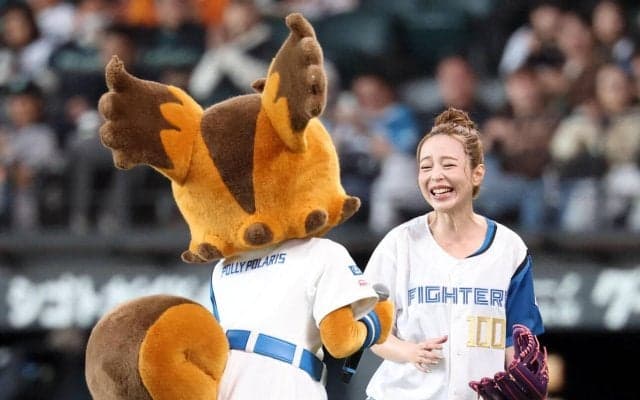 【日本ハム】「コキン」ちゃんの声優・平野綾がファーストピッチでノーバン投球