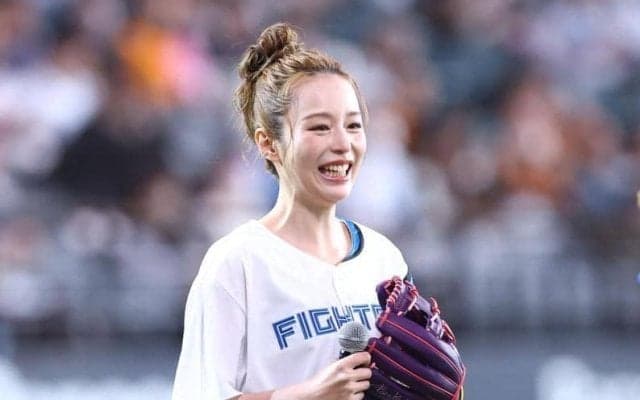 「相変わらず可愛すぎる」「いい意味で年齢不詳」３８歳になった人気美人声優がエスコン降臨　お団子ヘア、デニムショートパンツ姿で圧巻ノーバン投球に騒然「めっちゃ久しぶりに」「声のマイク乗りが」