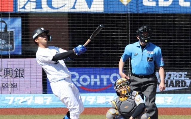 ロッテ　井上広大が古巣から衝撃のあわや場外弾　強風も関係なしで左翼ポール際の照明リングに直撃　ファウルの判定に思わず両膝に手をつく