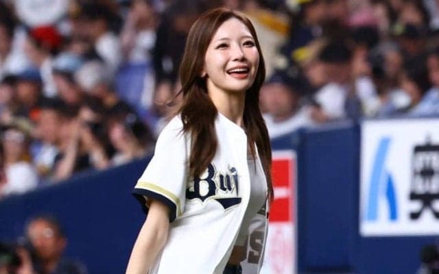 おへそチラリ…“世界的美女”がノーバウンド投球　ぴょんぴょんに喝采、場内どよめき