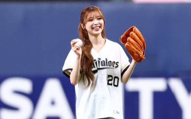 長髪ふわりの可憐ピッチ　超人気美女がまさかの結果に“ハニカミ笑顔”も…直後に届けたペコリ