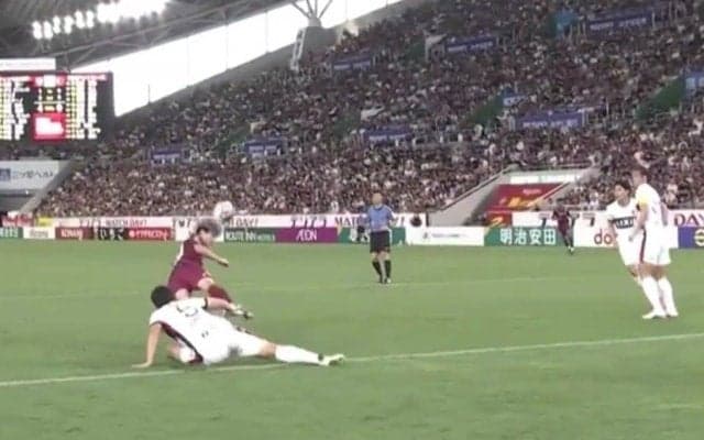 「このボールをなんで枠に飛ばせるねん」大迫勇也、半端ないダイビングヘッドでハット達成！「マイナスのクロスを戻りながらめっちゃヘディングするんやもん」